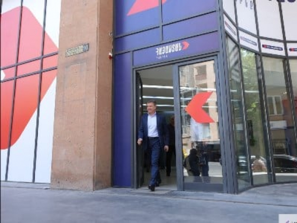 Карена Карапетяна заметили выходящим из центрального штаба блока «Армения» (фото)